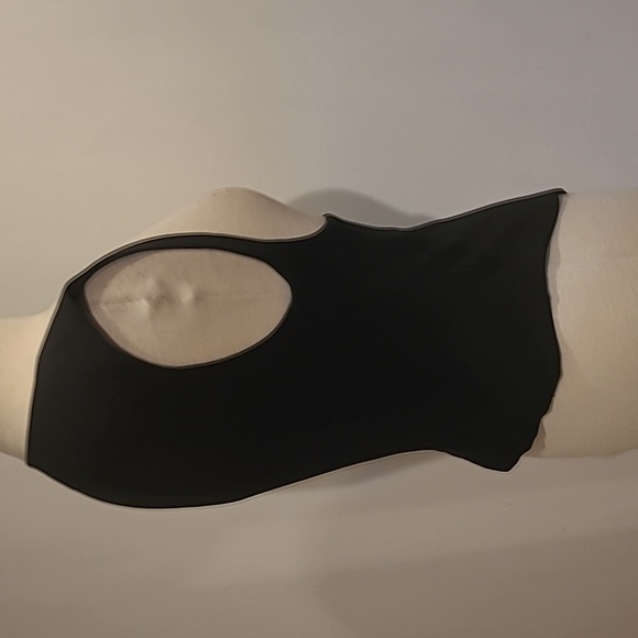 Elegant Black Sleeveless Women's Top - Picture 3 of 4